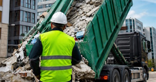 Вывоз строительного мусора в Осинниках: услуги лицензированной компании — ПроМусор